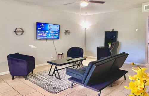West San Antonio Apartment | KING SUITE 2BR Home w FAST WiFi, & WFH Desk