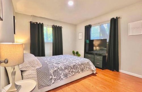 West San Antonio Apartment | KING SUITE 2BR Home w FAST WiFi, & WFH Desk