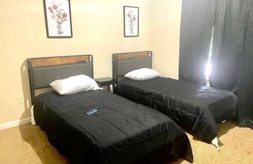Clarkdale Apartment | King suite 3BDRM 2Bath 5 beds 15 mins from downtown Atl & Mercedes-Benz Stadium