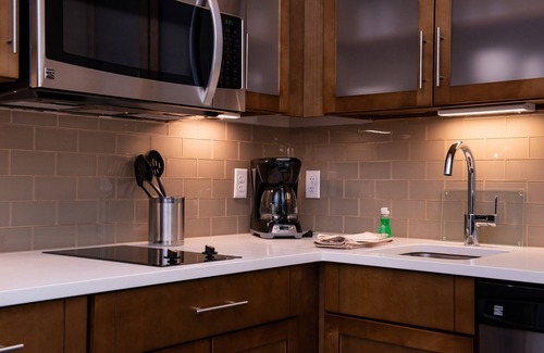 St. George Condo | King Suite | Access to Free Breakfast + Shared Pool & Hot Tub. Your Next Vacation!