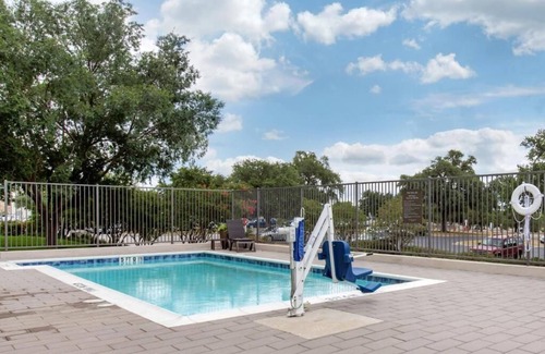 Franklin Park Apartment | King Suite - Accessible/Non-Smoking