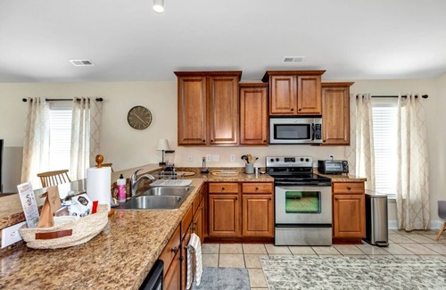 Madison House | King Suite, Cozy 3/2 Home, Pet-Friendly Relocation Haven - Airport, RSA, Stadium