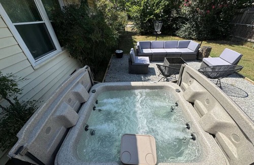 Mayo Meadow House | King Suite | EXPO | Hot Tub | Ping-Pong | Spacious