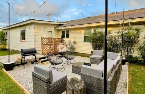 Mayo Meadow House | King Suite | EXPO | Hot Tub | Ping-Pong | Spacious