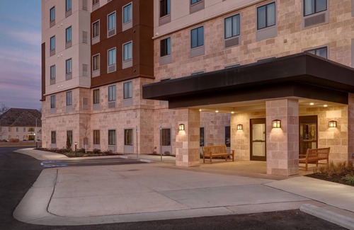 Overland Park Apartment | King Suite. Free Breakfast. Pool. Shared BBQ. Gym. Great for Business Travelers!