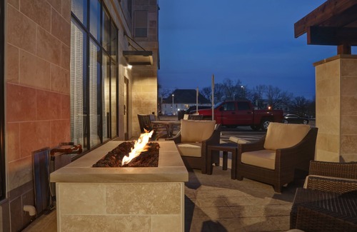 Overland Park Apartment | King Suite. Free Breakfast. Pool. Shared BBQ. Gym. Great for Business Travelers!
