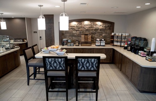 Auburn Hills Condo | King Suite | Free Breakfast + Indoor Pool