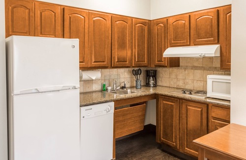 Independence Condo | King Suite. Free Breakfast. Outdoor Pool & Hot Tub. Near Centerpoint Medical Center!
