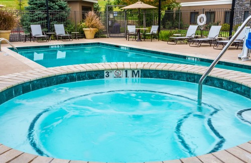 Independence Condo | King Suite. Free Breakfast. Outdoor Pool & Hot Tub. Near Centerpoint Medical Center!