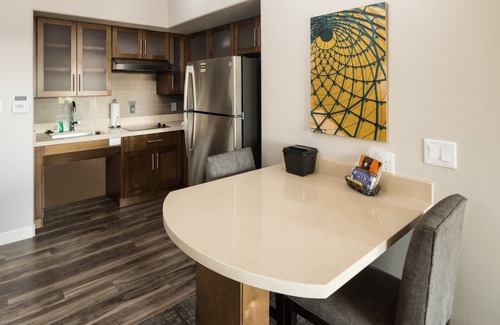 Lake Jackson Condo | King Suite. Free Breakfast. Outdoor Pool. Near Sea Center Texas!