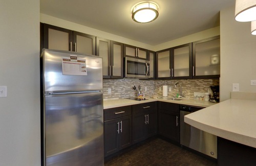 Madison Condo | King Suite. Free Breakfast. Pool with a Slide. Great for Business Travelers!