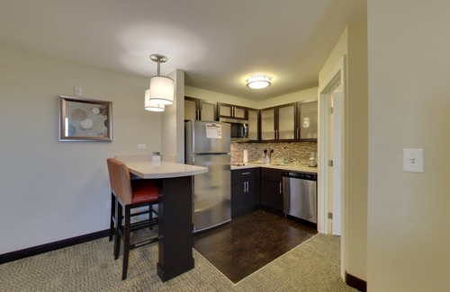 Madison Apartment | King Suite. Free Breakfast. Pool with a Slide. Close to Olbrich Botanical Gardens!