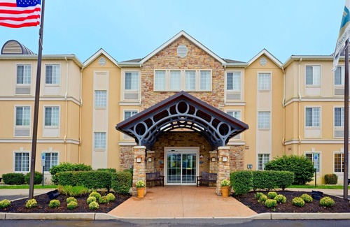 Cranbury Condo | King Suite. Free Breakfast Buffet. Pool. 20 Minutes to Princeton.