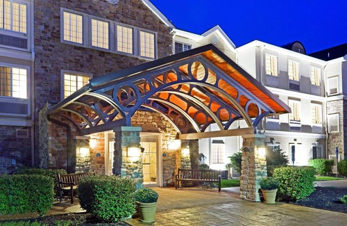 Cranbury Condo | King Suite. Free Breakfast Buffet. Pool. 20 Minutes to Princeton.