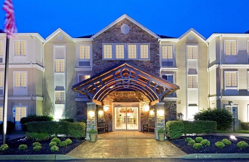 Cranbury Condo | King Suite. Free Breakfast Buffet. Pool. 20 Minutes to Princeton.