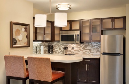 Midland Apartment | King Suite. Free Breakfast. Pool. Great for Business Travelers!