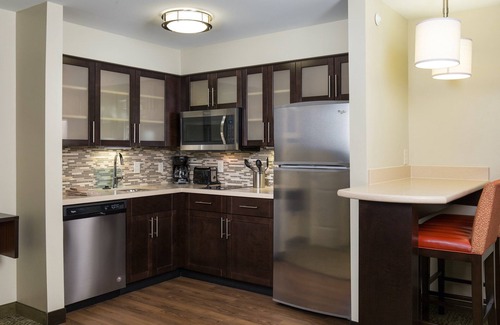 Northfield Apartment | King Suite. Free Breakfast Buffet. Pool & Gym Access. Amazing Location!