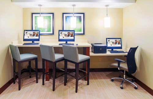 Northfield Apartment | King Suite. Free Breakfast Buffet. Pool & Gym Access. Amazing Location!