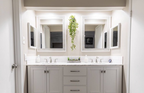 Nassau Bay House | King Suite, Hot Tub, NASA, Kemah, Beach, Yard, Fun