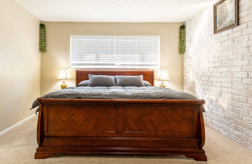 Nassau Bay House | King Suite, Hot Tub, NASA, Kemah, Beach, Yard, Fun