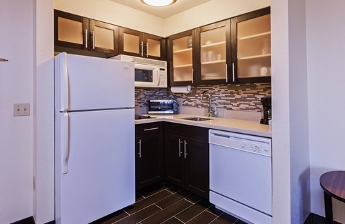 Broken Arrow Condo | King Suite in Tulsa | Free Breakfast + Fitness Center + Seasonal Outdoor Pool