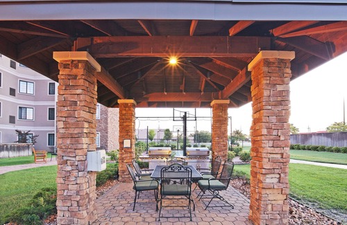 Broken Arrow Condo | King Suite in Tulsa | Free Breakfast + Fitness Center + Seasonal Outdoor Pool