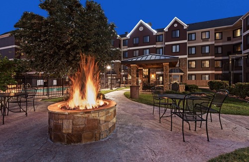Broken Arrow Condo | King Suite in Tulsa | Free Breakfast + Fitness Center + Seasonal Outdoor Pool