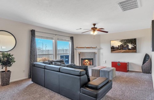 Houston House | King Suite, Jacuzzi Tub, Free WiFi, 15 Mins To Hobby Airport, Disney Plus, Netflix, Hulu, Green Space