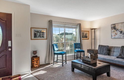 Houston House | King Suite, Jacuzzi Tub, Free WiFi, 15 Mins To Hobby Airport, Disney Plus, Netflix, Hulu, Green Space