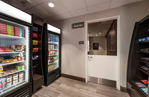 St. George Condo | King Suite Near Dixie State University! Free Breakfast + Pool & Hot Tub Access