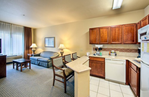 Bonanza Condo | King Suite Near LRD | Free Breakfast, Pool & Hot Tub Access