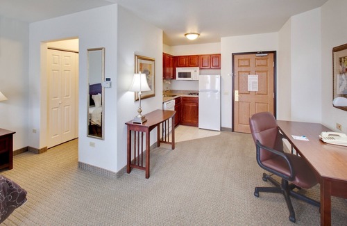 Rockford Apartment | King Suite. Pool. Free Breakfast. Great for Business Travelers!