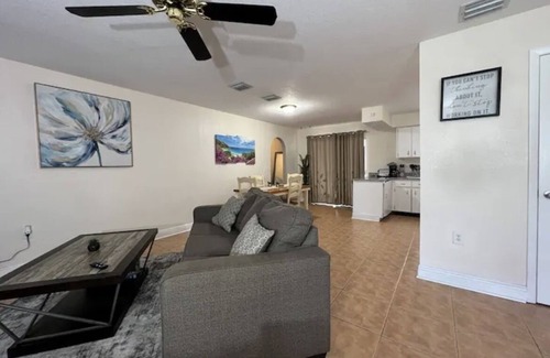Riverview House | King Suite vacation retreat on the edge of Tampa!