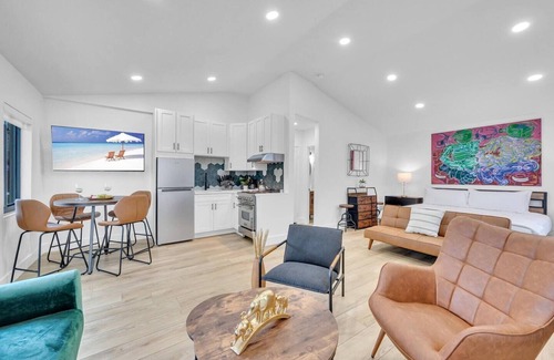Flagler Village Apartment | King Suite w/a private Hot-tub in a Tropical Retreat Freedom House Suite 7