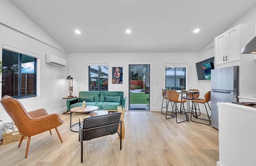 Flagler Village Apartment | King Suite w/a private Hot-tub in a Tropical Retreat Freedom House Suite 7