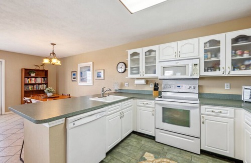 Cedar Key Condo | King Suite * Waterfront Views * Dolphins * Kayak Launch * Boat Parking