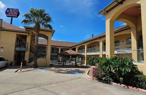 Edinburg Apartment | King Suite with Spa Bath