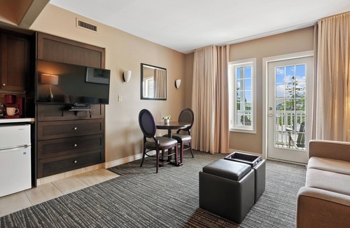 Oro-Medonte Condo | KingBed+Pool+HotTub+Sauna+ pet friendly