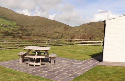Ballinskelligs Cottage | KINGDOM OF THE HARE, family friendly in Ballinskelligs, County Kerry