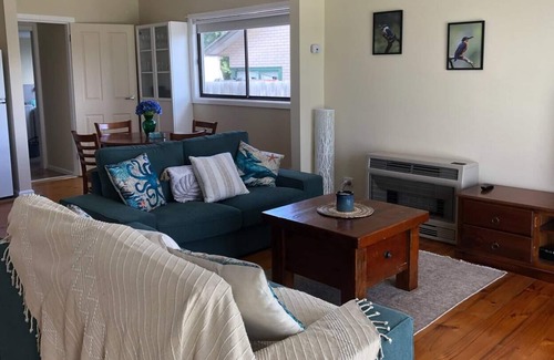 Portland House | Kingfisher Cottage - 5 minute walk to cliff top and whale watching platform