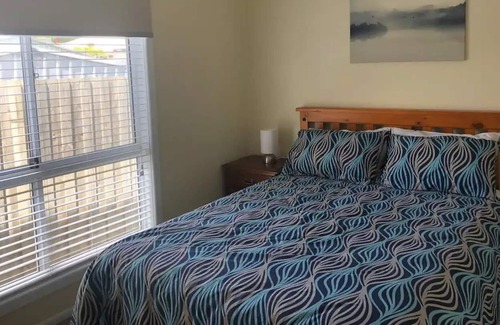 Portland House | Kingfisher Cottage - 5 minute walk to cliff top and whale watching platform