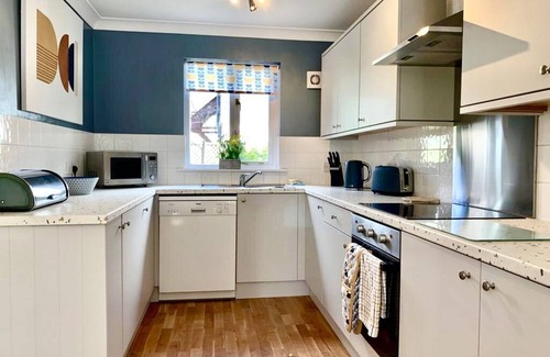 Falmouth House | Kingfisher Cottage Pendra Loweth Falmouth 2 min drive to beach, enclosed garden.
