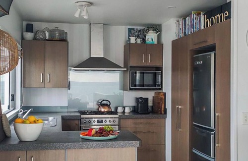 Pukehina House | Kingfisher Way - Beachfront Holiday Home Sleeps 10