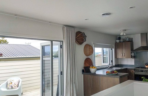 Pukehina House | Kingfisher Way - Beachfront Holiday Home Sleeps 10
