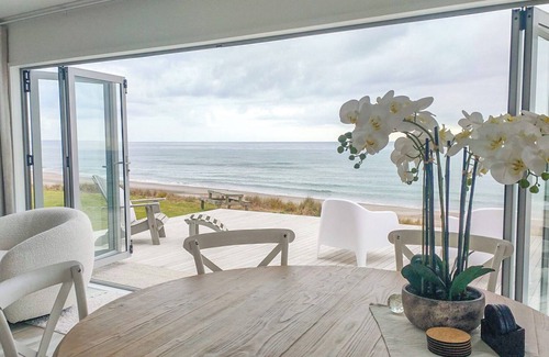 Pukehina House | Kingfisher Way - Beachfront Holiday Home Sleeps 10