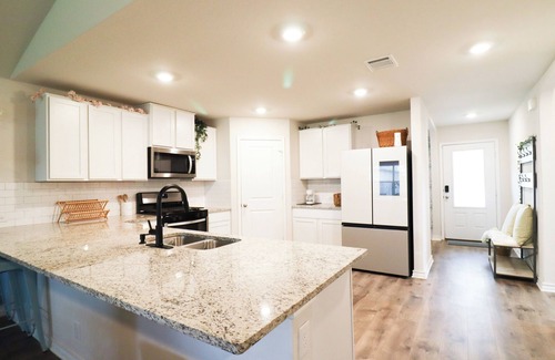 Medina Valley House | Kinglsey Oasis – The Perfect Family Getaway w/Resort Amenities, Pet Friendly!