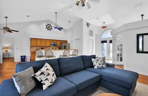 Apollo Beach House | Kings Canal