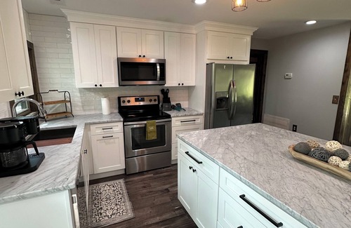 Crane Hill House | King’s Cove - Across from Trident Marina - Year Round Deep Water!