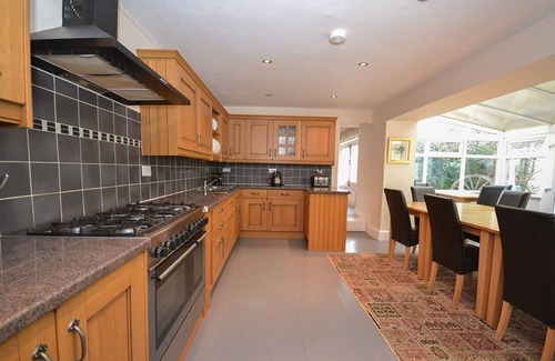 Beaumaris Cottage | Kings House - a town house that sleeps 12 guests in 6 bedrooms