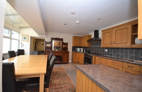 Beaumaris Cottage | Kings House - a town house that sleeps 12 guests in 6 bedrooms
